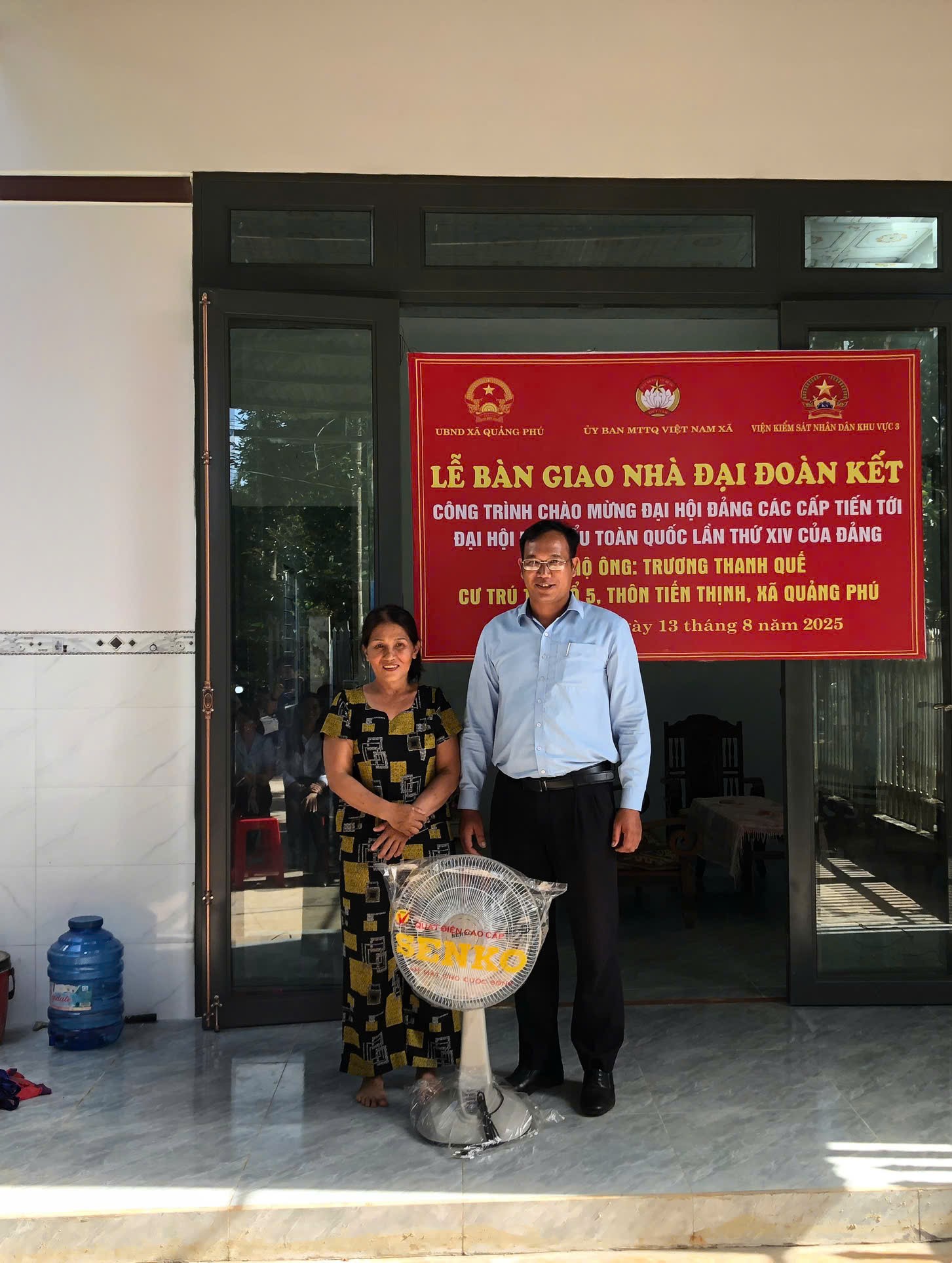 Bàn giao nhà đại đoàn kết cho gia đình ông Trương Thanh Quế ở thôn Tiến Thịnh (xã Quảng Phú tỉnh Đắk Lắk)
